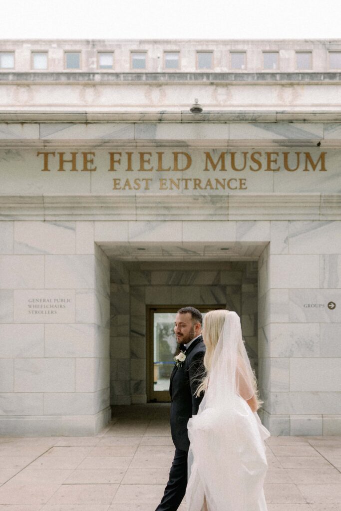 Bride and groom photos outside the Field Museum in Chicago.